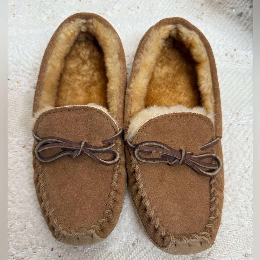 L.L. bean Sherpa lined moccasin slippers